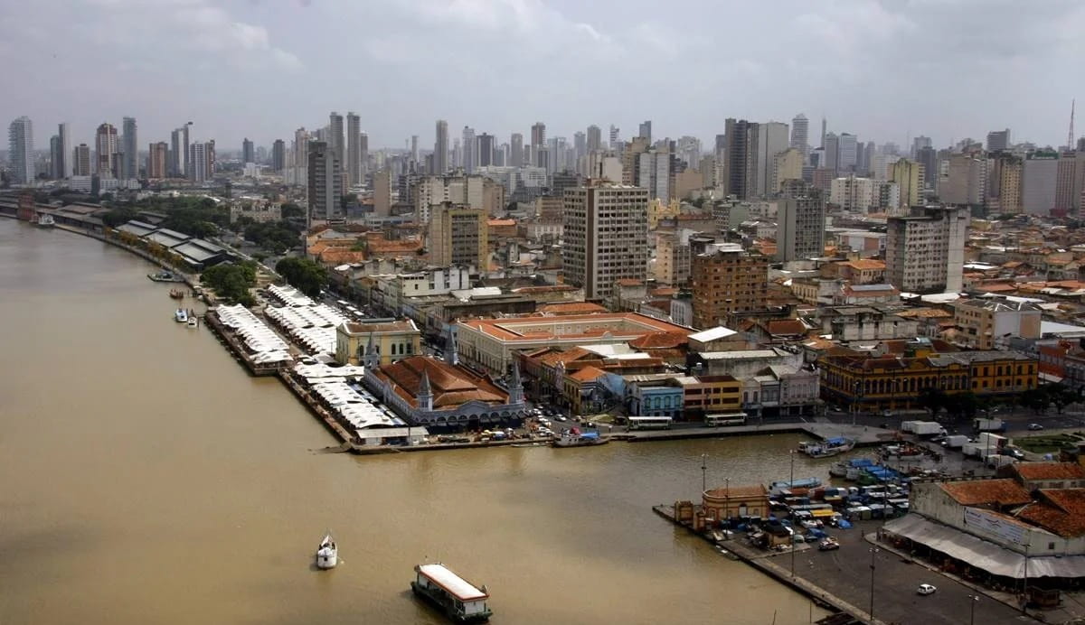 Belém se destaca no cenário regional por concentrar uma infraestrutura robusta de serviços, especialmente nas áreas de saúde e educação, o que a consolida como polo de referência para municípios vizinhos
