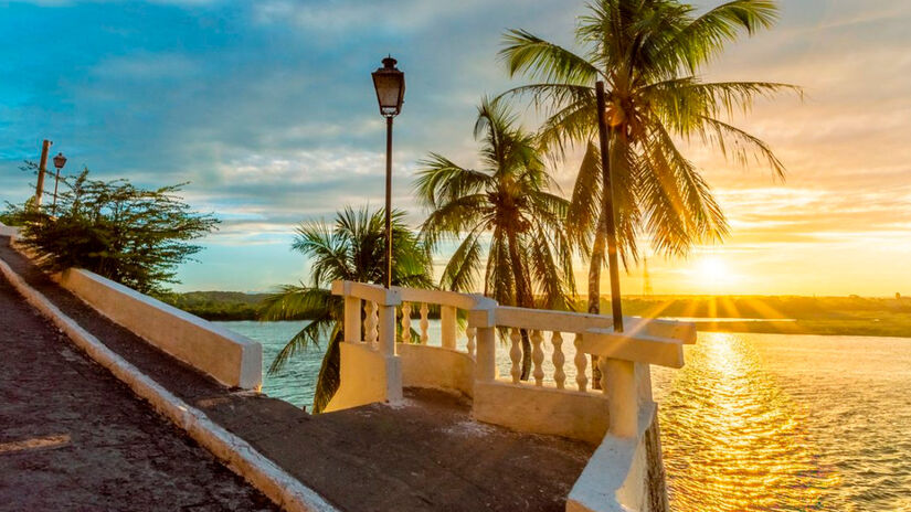 A cerca de 160 quilômetros de Maceió, o município se desenvolveu sobre um rochedo às margens do São Francisco