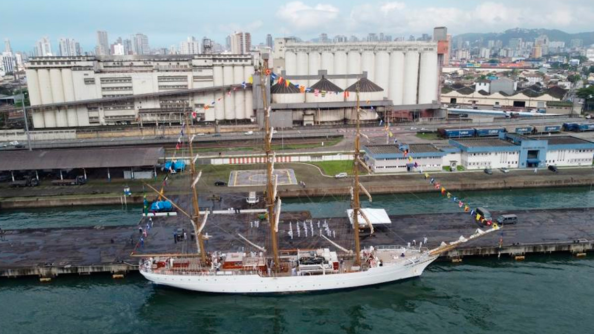 Um dos maiores símbolos da Marinha do Brasil, o Navio Veleiro Cisne Branco atraca em Santos nesta sexta-feira (23)
