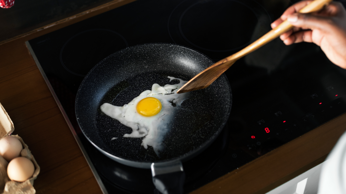 A técnica promete claras bem cozidas, gemas cremosas e menos risco de queimar ou grudar