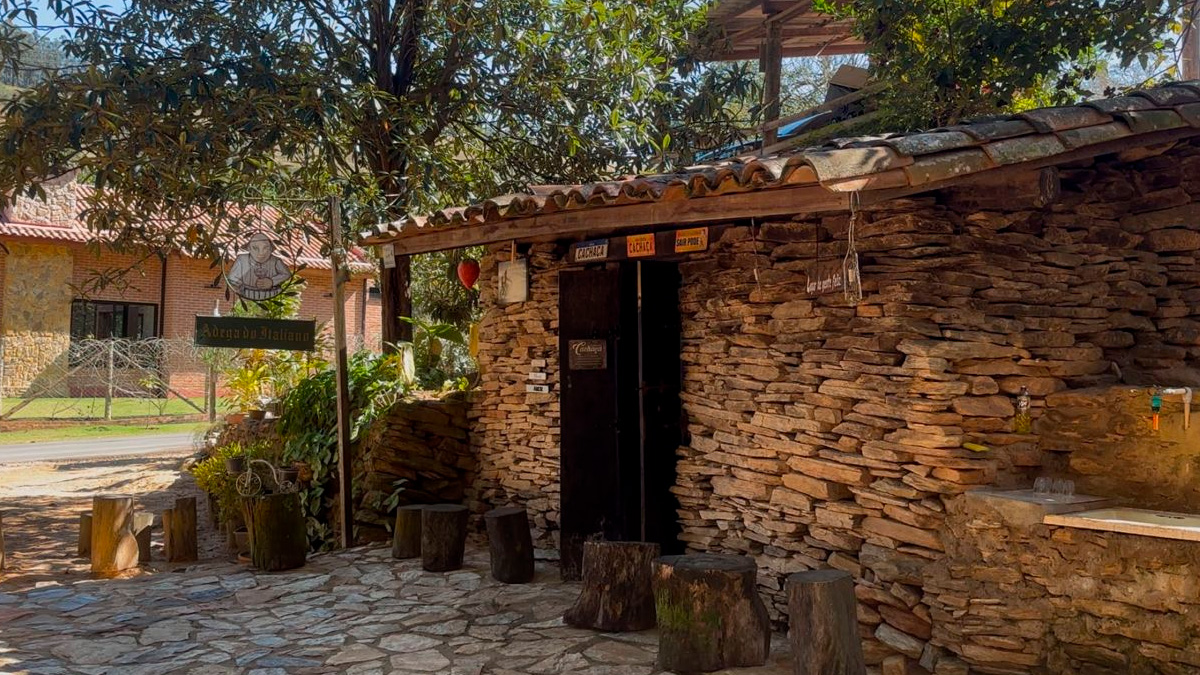 Com pouco mais de 8 mil habitantes, a cidade encanta pela arquitetura colonial bem conservada