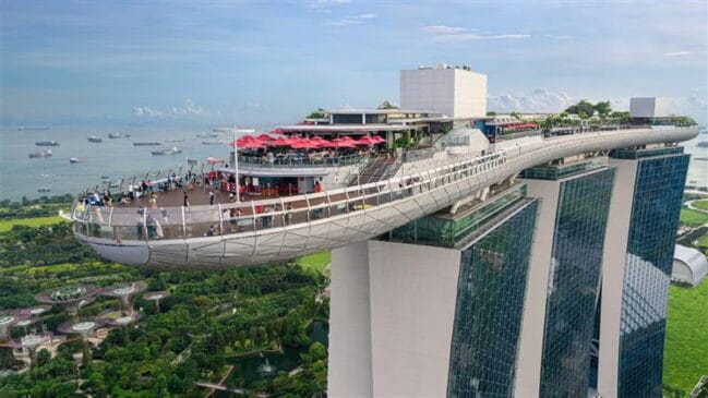 Concebido como um resort integrado, o projeto reúne hotel, cassino, centro de convenções, museu e áreas comerciais em um único conjunto estrutural