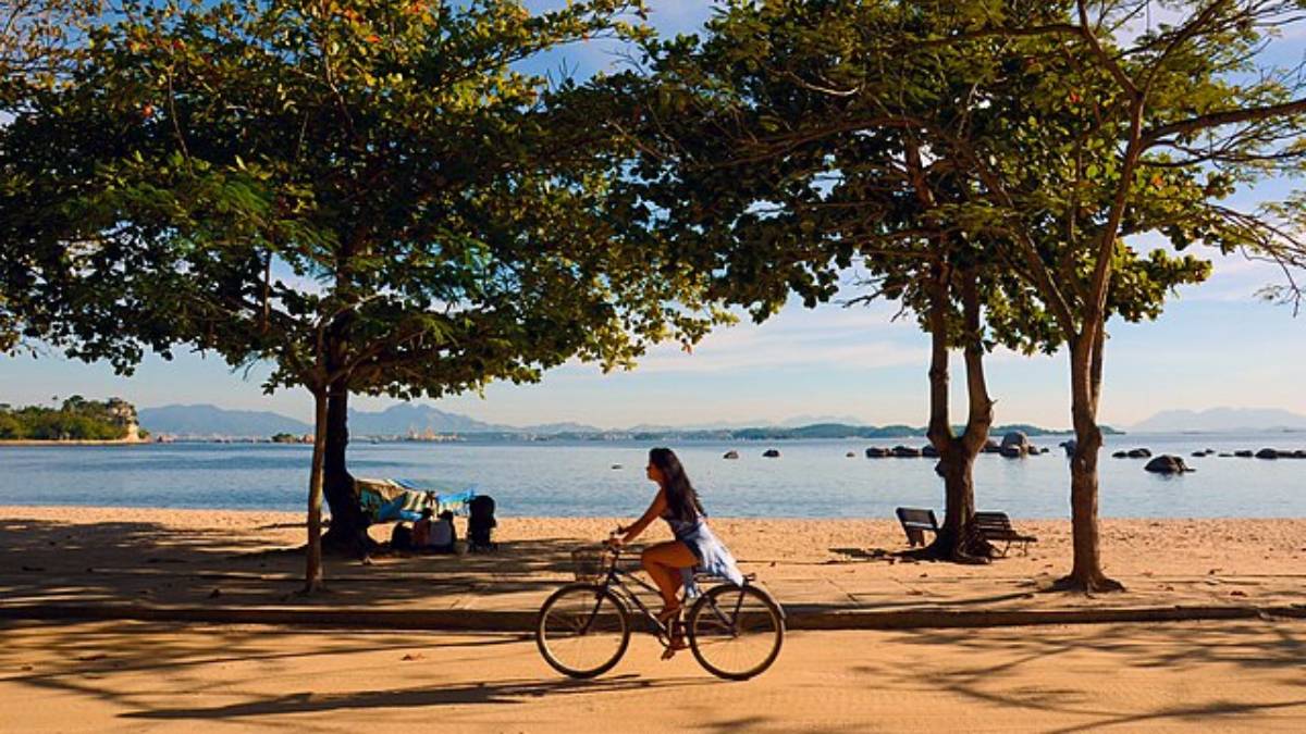 A Ilha de Paquetá também se destaca por suas praias às margens da Baía de Guanabara