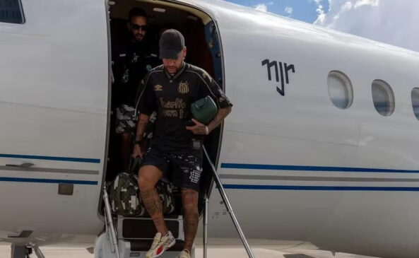 O avião da família Neymar não é apenas um meio de transporte, é um Dassault Falcon 900LX, um dos jatos executivos mais sofisticados do planeta