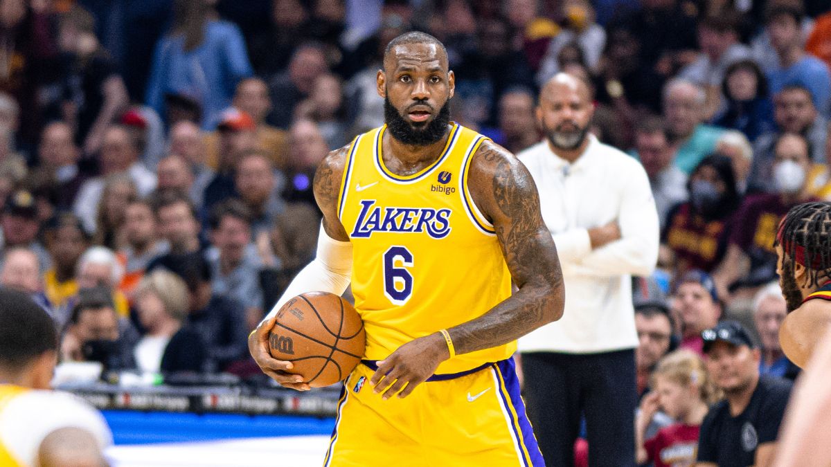 LeBron James celebra os 41 anos no auge da carreira e da fortuna, estimada em cerca de R$ 7,1 bilhões, enquanto investe em um complexo residencial de alto padrão