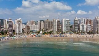 Em pleno verão, o feriado de aniversário do Guarujá intensifica o movimento na orla e nos principais pontos da cidade