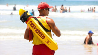 As correntes de retorno podem ser identificadas por áreas onde as ondas não quebram,
