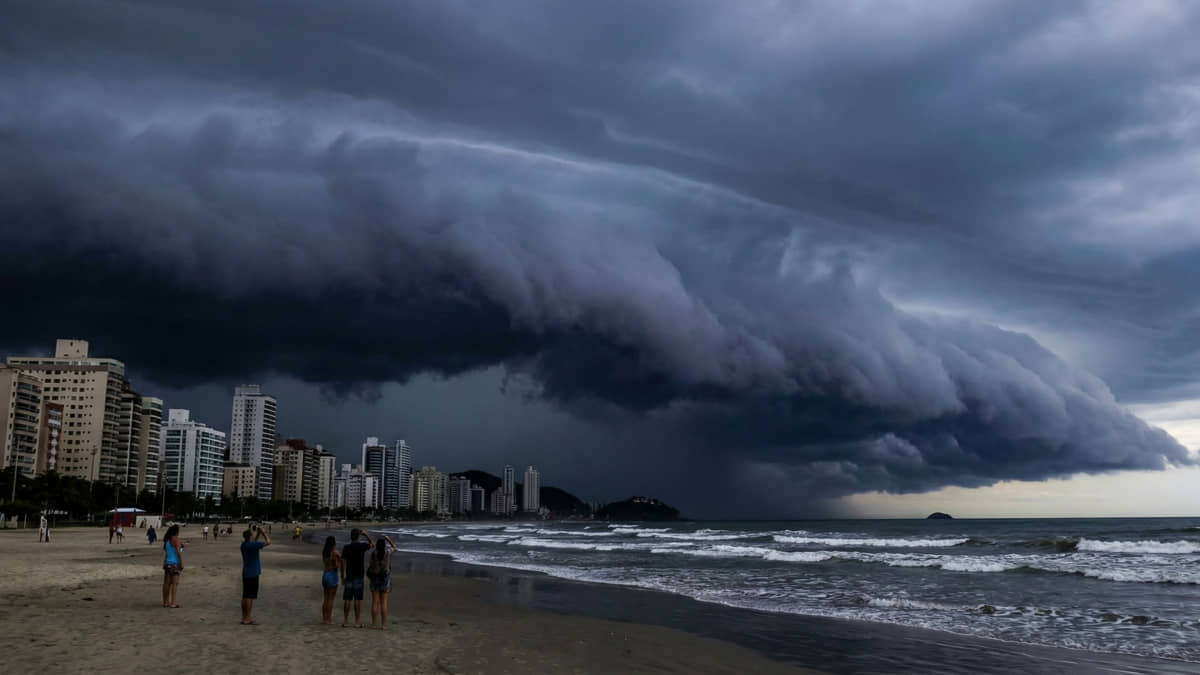 Uma grande nuvem do tipo 'Cumulonimbus' se aproxima da praia de Santos