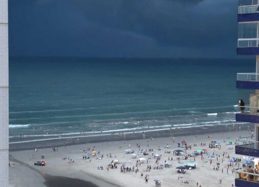 A tempestade com granizo se aproxima de Praia Grande