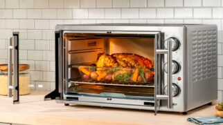 A nova geração de modelos multifuncionais está mudando a dinâmica das casas brasileiras ao reunir, em um único aparelho, funções que antes exigiam air fryer, forno elétrico e grill.