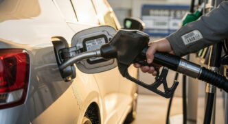 O objetivo do governo é reduzir a dependência das oscilações do preço internacional do petróleo, protegendo o mercado interno de crises externas