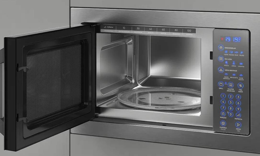 Com ele, é possível assar, grelhar, aquecer e cozinhar sem maiores dificuldades algo que não acontece com o micro-ondas tradicional