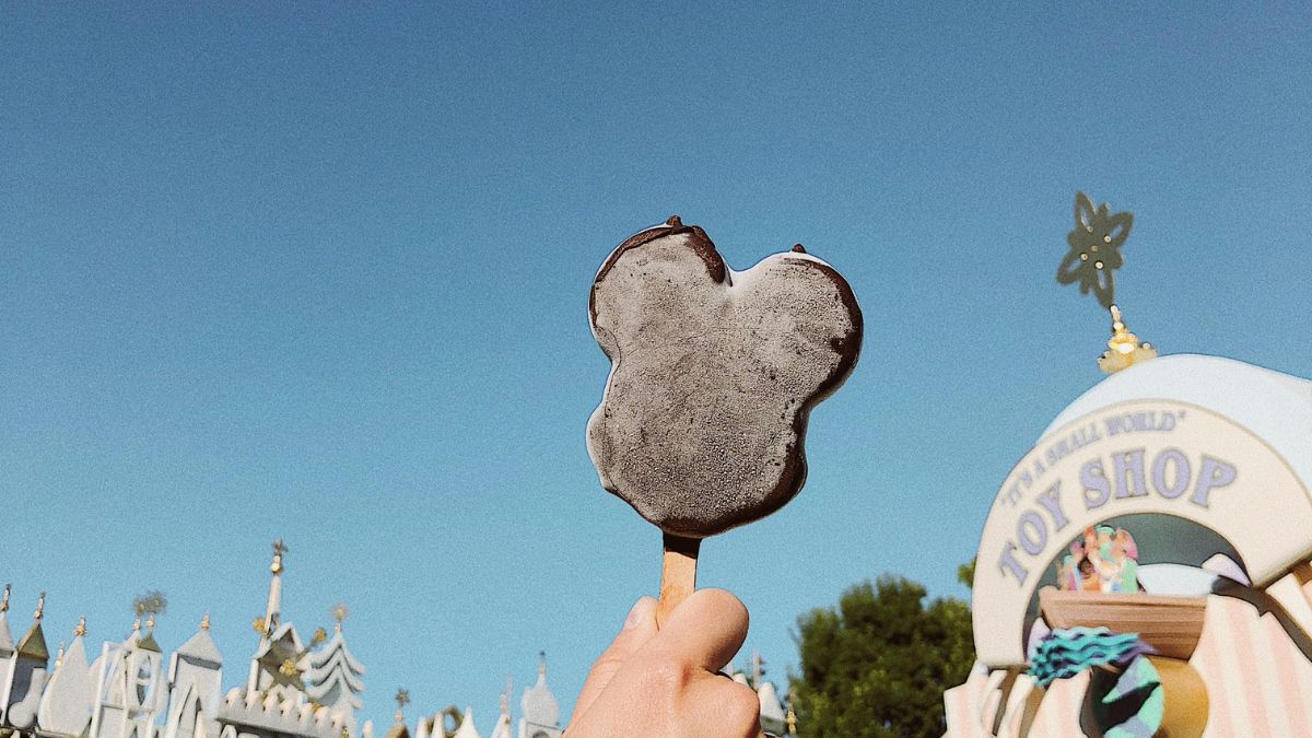 O icônico Castelo da Cinderela serve como o ponto central do Magic Kingdom e passou por diversas renovações ao longo das décadas /Pexels