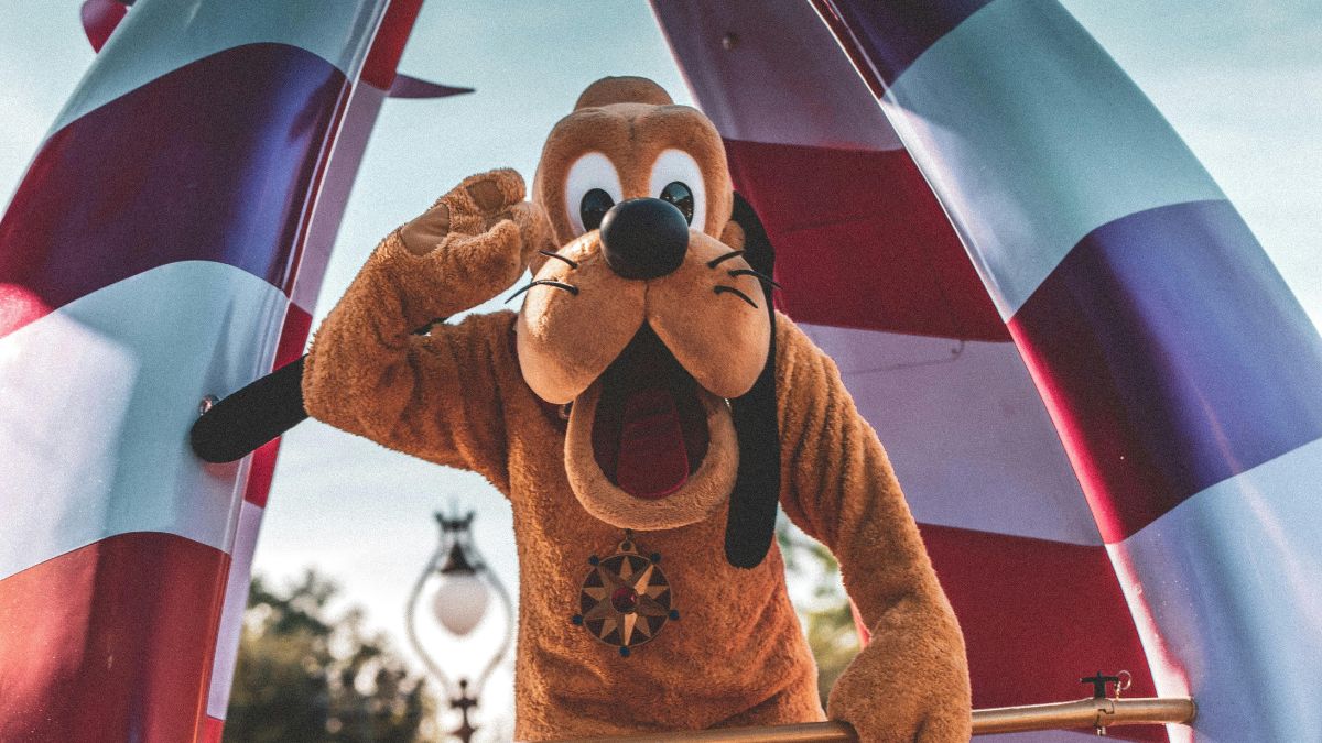 O sistema de segurança e monitoramento dos parques funciona 24 horas por dia para garantir a operação das atrações e o bem-estar dos turistas /Pexels