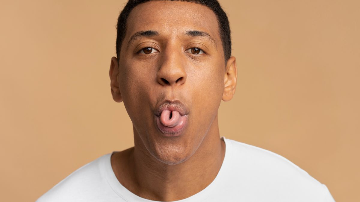 Dobrar a língua em formato de U sempre foi um desafio clássico de pátio de escola