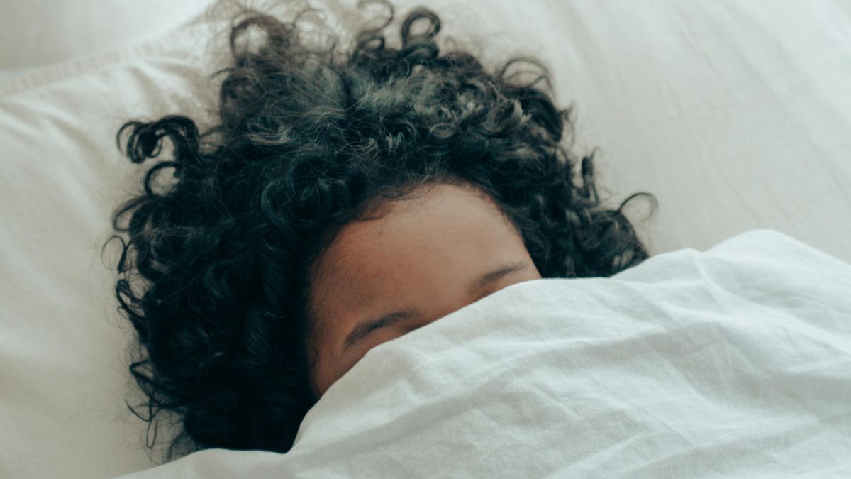 Você sabia que os pés e a região lombar são os pontos onde o corpo mais perde calor? Uma técnica simples é usar garrafas plásticas com água quente envolvidas em meias velhas dentro da cama. Colocá-las nessas áreas específicas ajuda a estabilizar a temperatura corporal e facilita um sono profundo mesmo em quartos sem aquecimento/Pexels