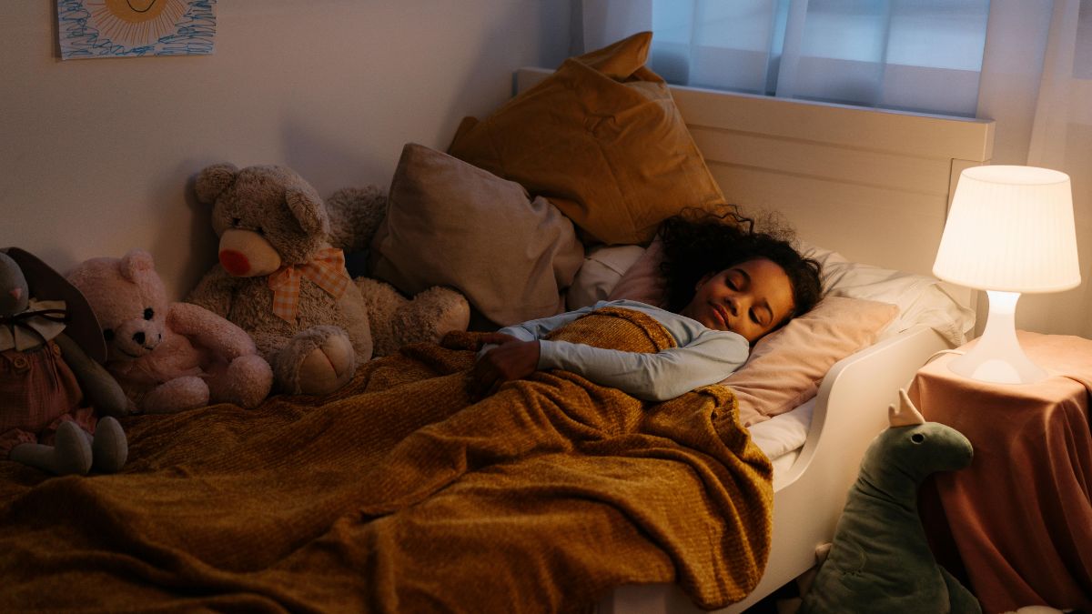O corpo precisa de energia para produzir calor, por isso dormir com fome pode aumentar a sensação de frio. Uma pequena refeição calórica ou uma bebida quente, como chá ou leite, antes de deitar funciona como combustível para o seu aquecedor interno. Combinar isso a exercícios leves, como agachamentos, prepara o organismo para o repouso/Pexels