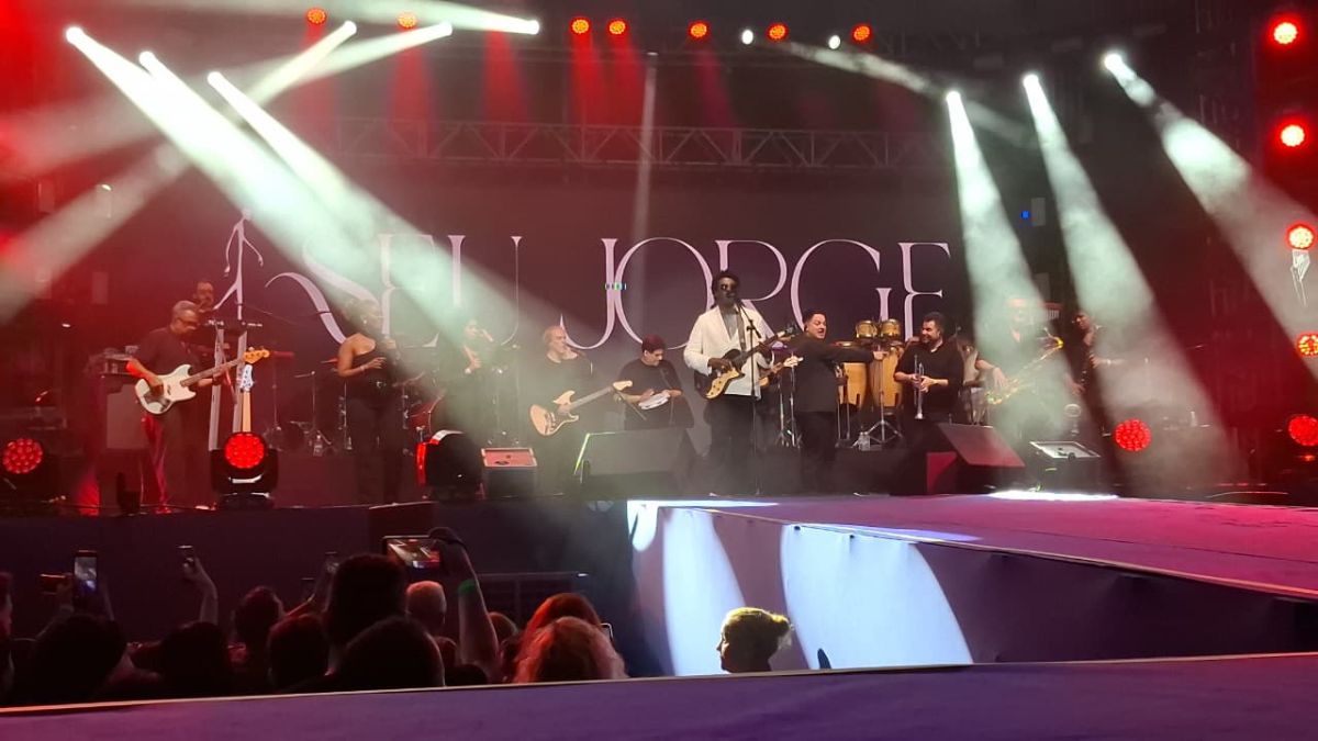 Seu Jorge subiu ao palco às 22h56 e cantou os grandes sucessos de sua carreira diversificada, com músicas ricas em batida, ritmo e suingue