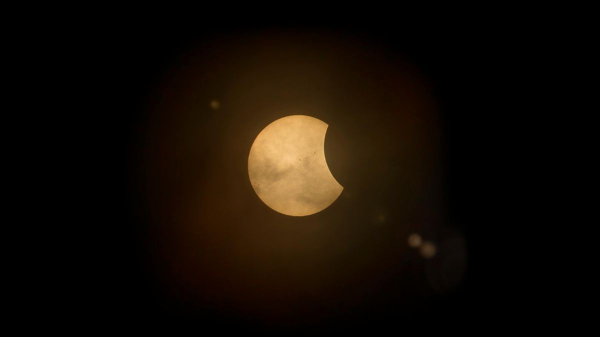 Durante a totalidade do eclipse é possível observar a coroa solar a olho nu com segurança temporária/Pexels