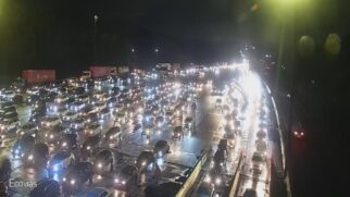 O fluxo de veículos sentido Baixada Santista está intenso e apresenta pontos de complicação