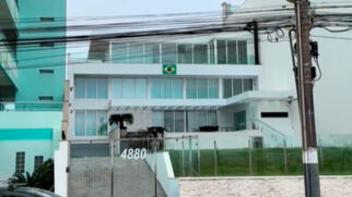 Com a aquisição, Luciano Hang se torna o único morador em uma casa à beira-mar na principal praia da cidade.