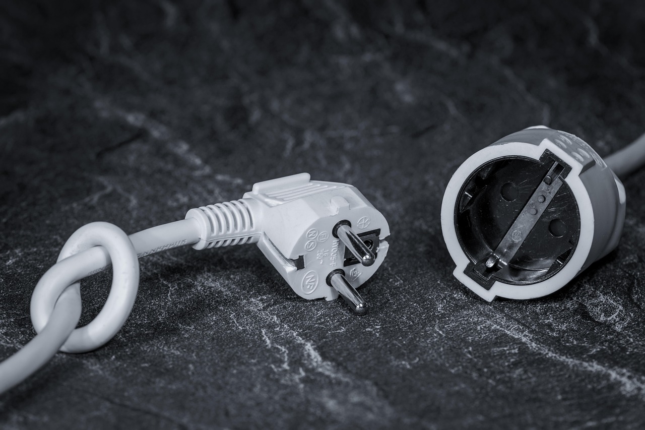 Segurança começa nos detalhes: desenrolar fios e checar tomadas pode evitar acidentes graves/Pixabay