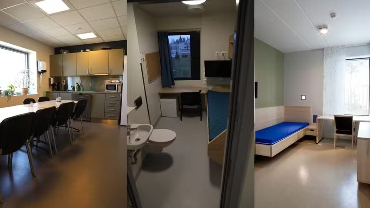 Cada preso vive em uma cela individual de 10 m², equipada com TV de tela plana, mesa de trabalho, frigobar, banheiro privativo com chuveiro e uma janela vertical sem grades