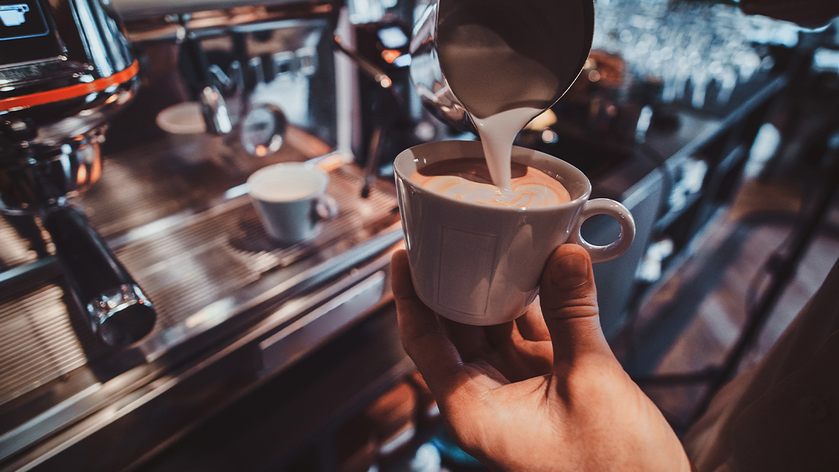 O café filtrado puro com cafeína apresentou a maior concentração de antioxidantes nos testes. Freepik