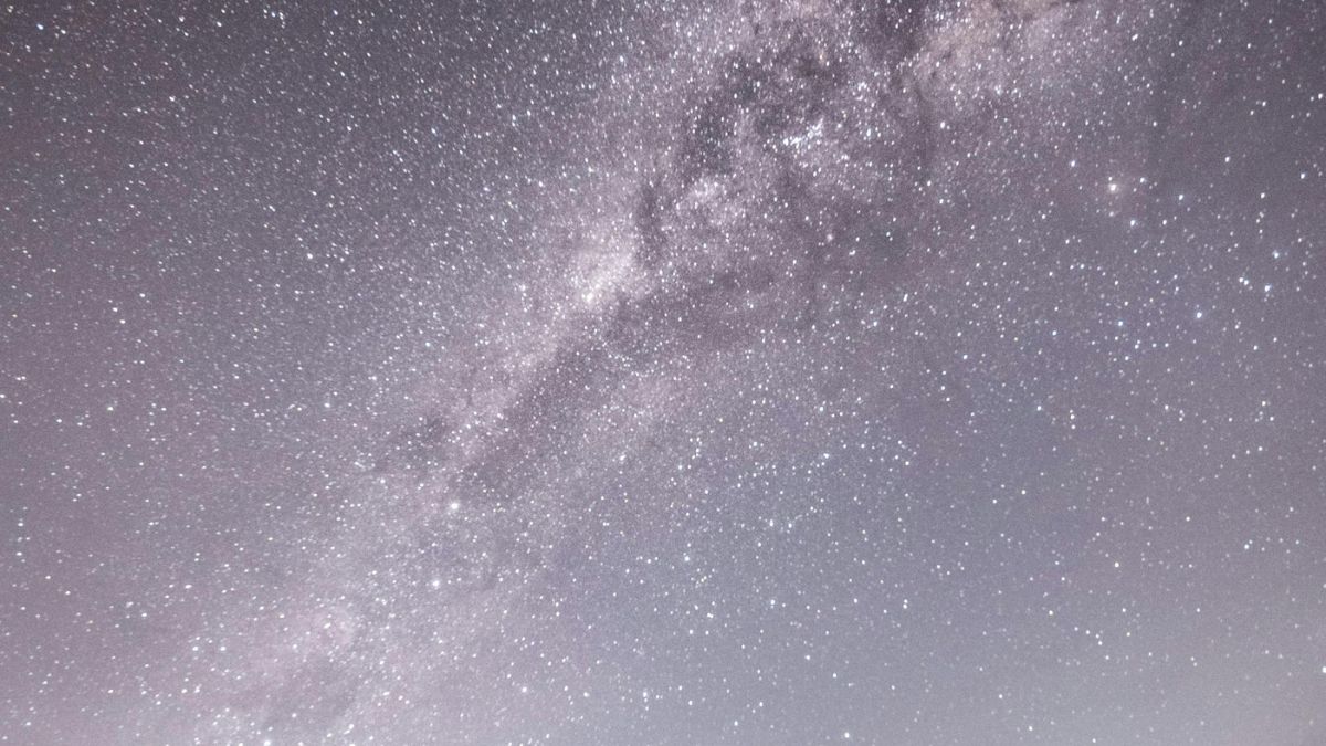 A Via Láctea abriga diferentes gerações de estrelas que contam a história da formação do nosso sistema solar/Pexels