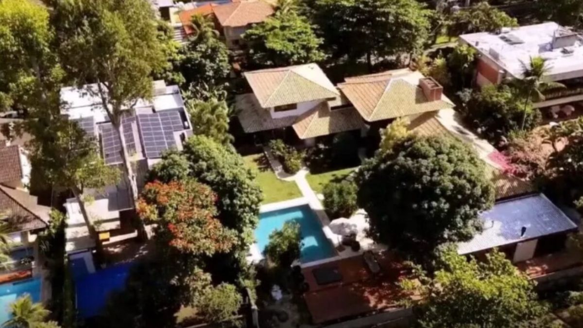 A mansão da ex-participante do programa conta com bastantes espaços luxuosos