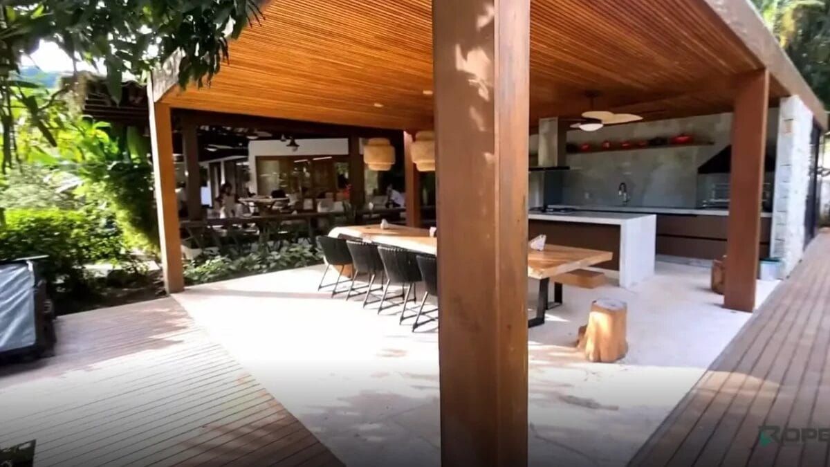 Mansão de Aline conta com área gourmet, spa, sauna, academia de ginástica e piscina com jardim e paisagismo (Redes Sociais/Reprodução)