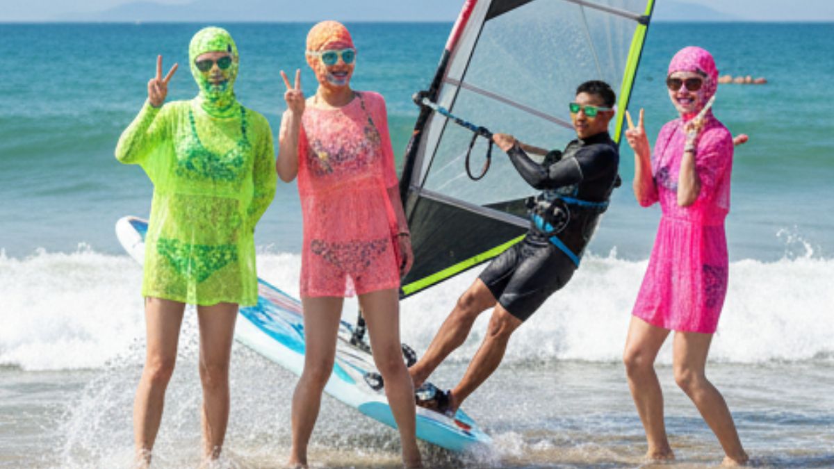 O facekini cobre quase todo o rosto e é feito com tecido tecnológico que bloqueia 100% dos raios solares/Gemini