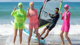 O biquíni facial surgiu como uma solução prática nas praias de Qingdao, na China