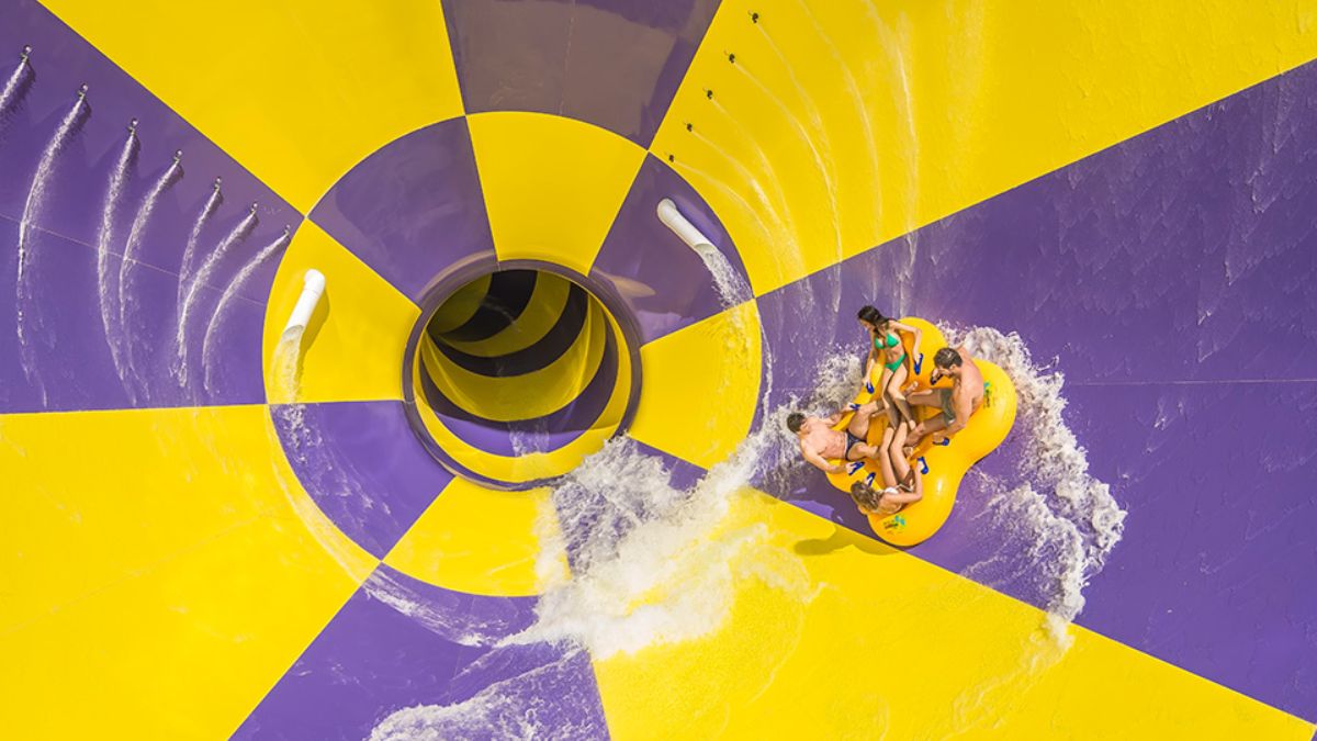 No Vortex, os visitantes descem em uma boia para quatro pessoas e chegam a um enorme funil após muito balanço (Wet'n Wild/Divulgação)