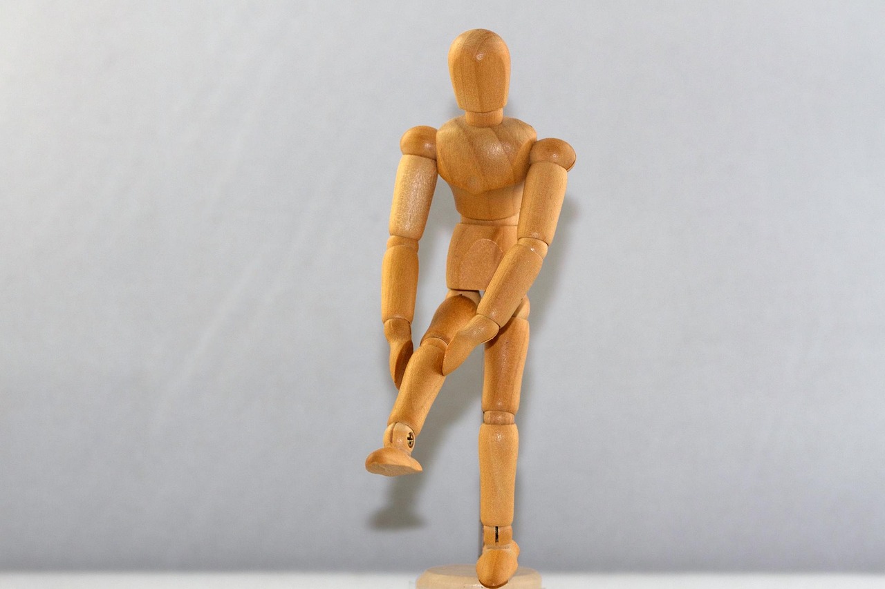 Dor no joelho não é normal, nem sinal de evolução. O corpo avisa quando algo está errado