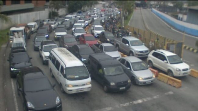 A travessia entre Santos e Guarujá, que conta com o maior contingente de balsas (oito no total), apresenta uma espera de 15 minutos para quem sai de Santos e 20 minutos para quem faz o trajeto inverso