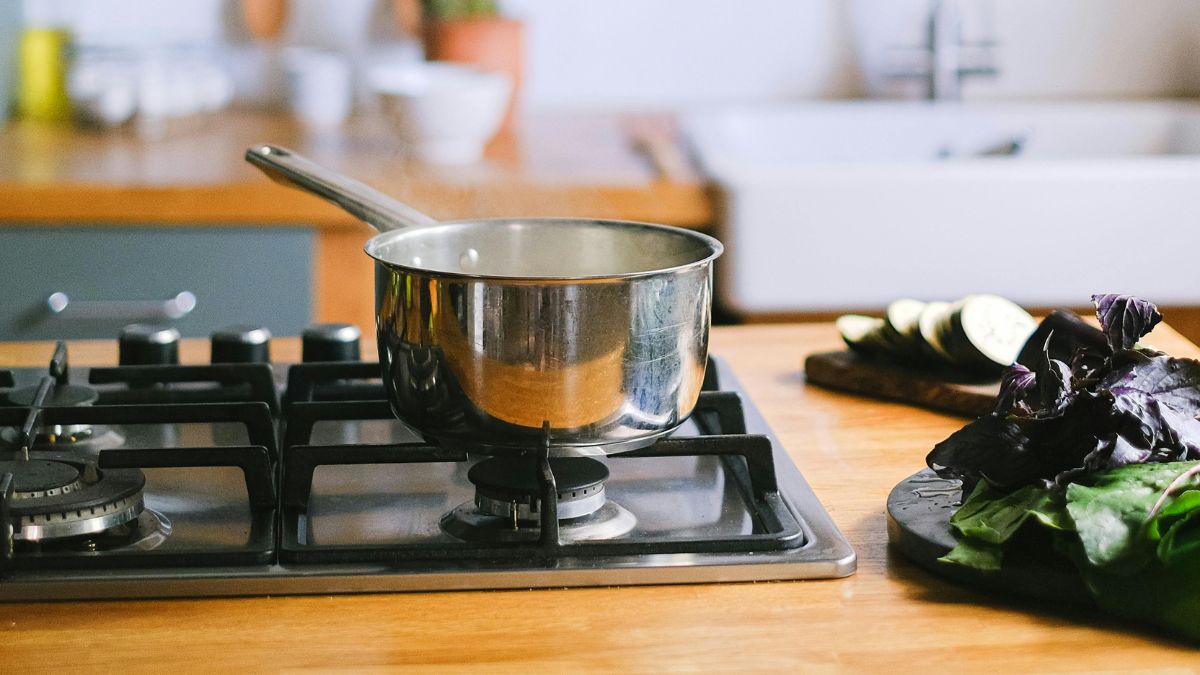 Cozinhas modernas apostam em superfícies de pedra que escondem sistemas tecnológicos de indução/Pexels