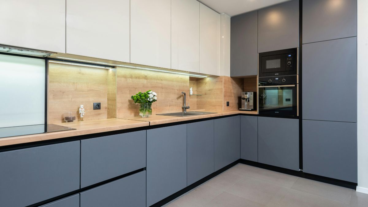 O minimalismo no design de interiores prioriza bancadas limpas e sem equipamentos eletrodomésticos aparentes/Pexels