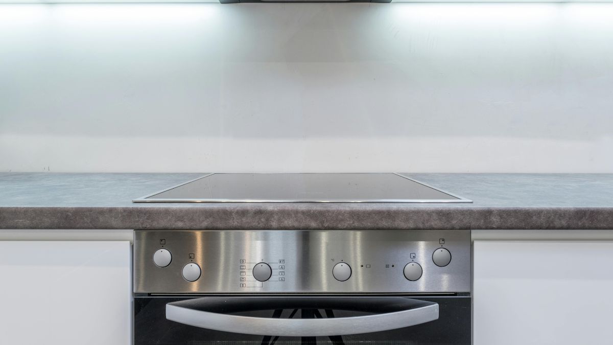 A integração entre cozinha e sala de estar é facilitada por bancadas multifuncionais sem divisões físicas/Pexels