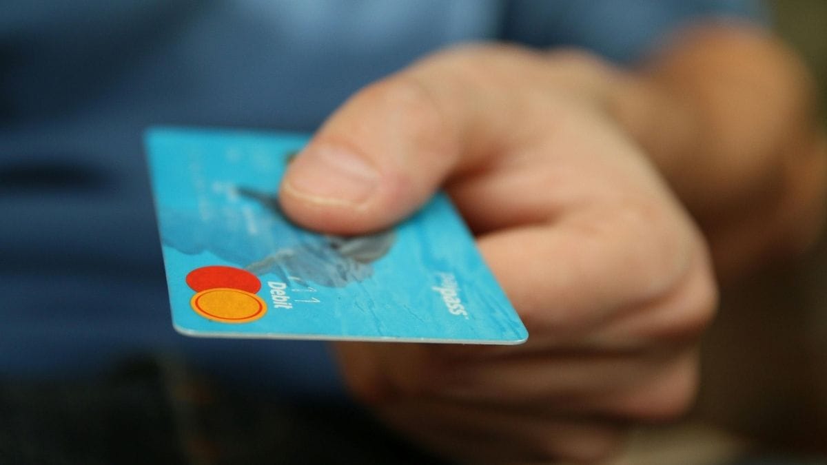 O golpe do falso gerente usa o número real do banco e dados da sua conta para criar confiança. Os criminosos inventam ataques hackers para forçar transferências de segurança. Lembre-se: bancos jamais pedem Pix ou senhas por telefone/Pexels