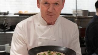 O chef Gordon Ramsay usa um truque simples para evitar cheiro forte de cebola