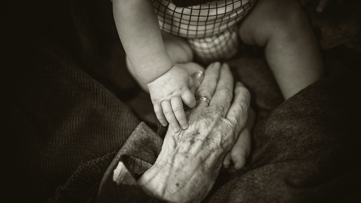 Justiça processa casal de 50 anos por desviar herança milionária de órfão para plataformas de apostas. Além do patrimônio principal, os tutores teriam utilizado a pensão por morte do menor para financiar o vício em jogos, ignorando as leis de proteção ao patrimônio de menores/Unsplash