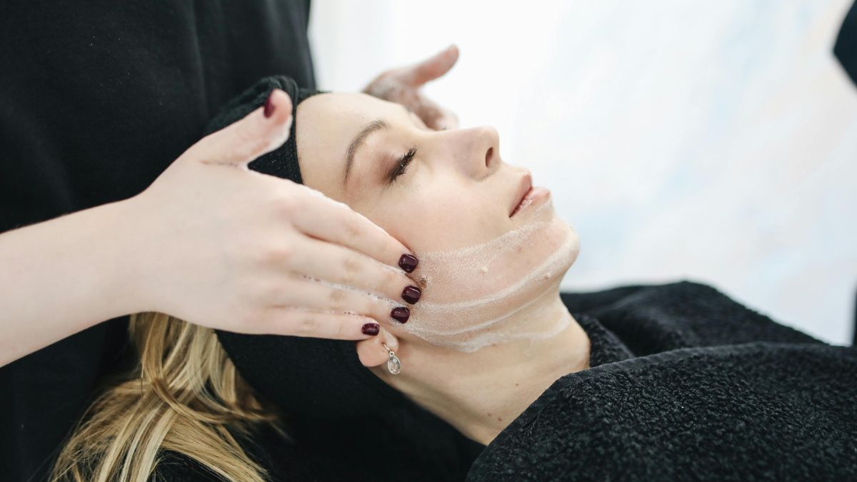 A exposição constante ao sol, ao cloro da piscina e ao sal do mar agride a barreira de proteção da pele, deixando-a sensível e opaca. Usar um bom hidratante facial após o banho ajuda a restaurar essa camada lipídica, evitando que o rosto sofra com vermelhidão ou descamação excessiva após um dia de lazer/Pexels