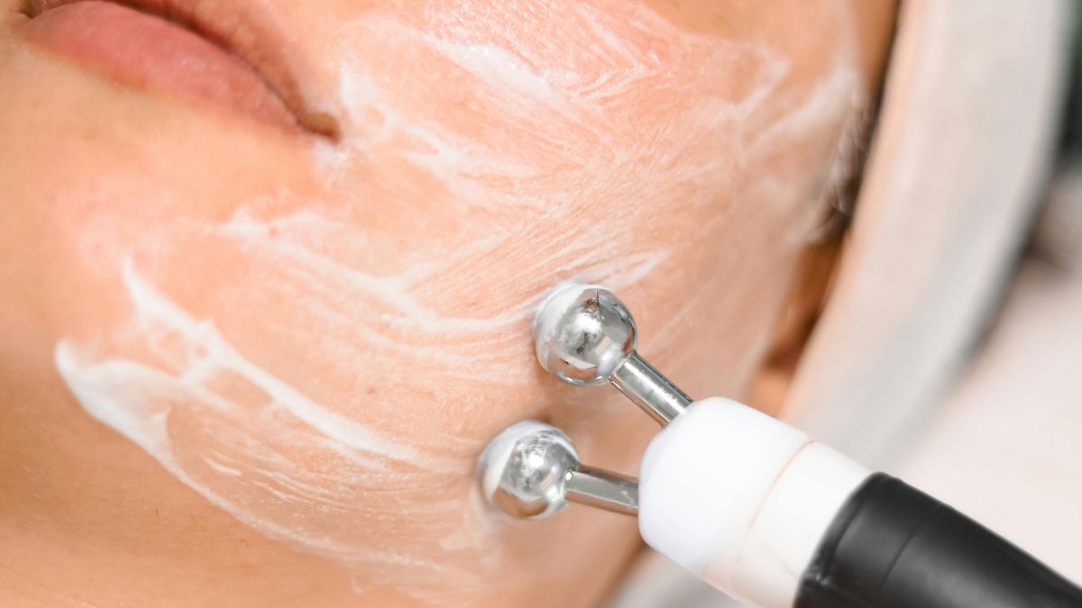 Para manter o rosto saudável nos dias quentes, procure produtos que contenham ácido hialurônico ou niacinamida. Esses ativos conseguem reter a umidade na pele de forma leve e ainda auxiliam no controle da oleosidade e na uniformização do tom do rosto, sendo grandes aliados antes da aplicação do protetor solar diário/Pexels