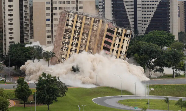O icônico Torre Plaza Hotel sendo demolido neste domingo (25)