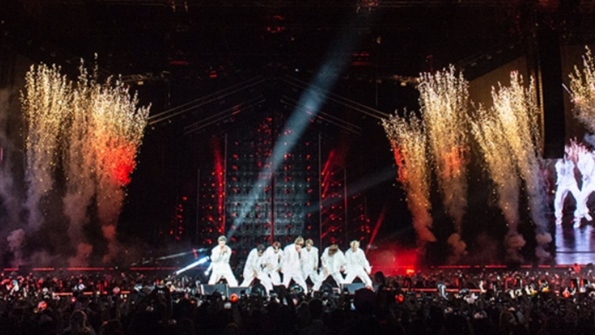 A última turnê arrecadou cerca de US$ 246 milhões e tudo indica que o BTS pode superar esse marco em 2026. Divulgação/Site oficial BTS