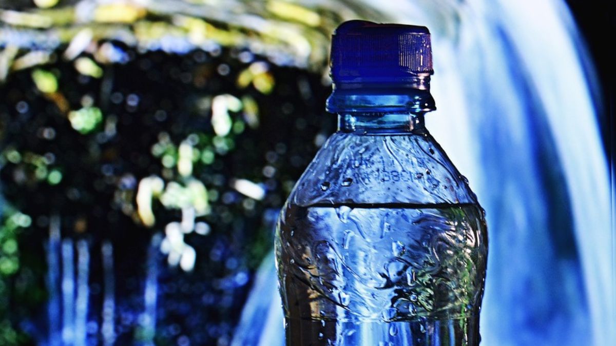 Apesar de imperceptíveis a olho nu, os microplásticos representam riscos potenciais à saúde humana.