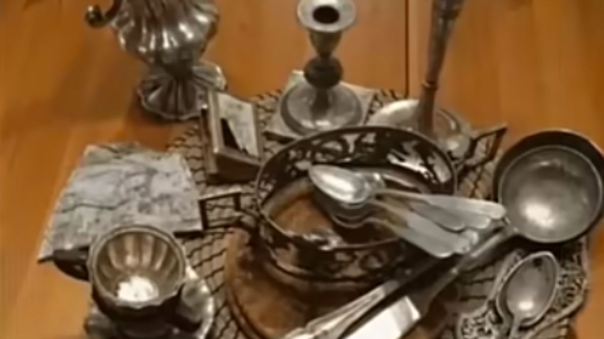 Enterrado para escapar das forças invasoras, o tesouro permaneceu oculto por décadas em uma região que hoje pertence a Lviv, na Ucrânia. Captura de tela/YouTube/PRESIDENTIAL HISTORIAN