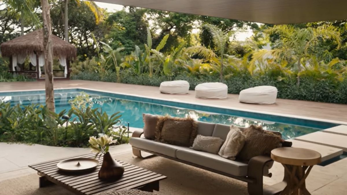 A nova mansão de Anitta, avaliada em cerca de R$ 11 milhões, impressiona pelo design moderno e pela integração com a natureza do Rio. Reprodução/YouTube/Vogue