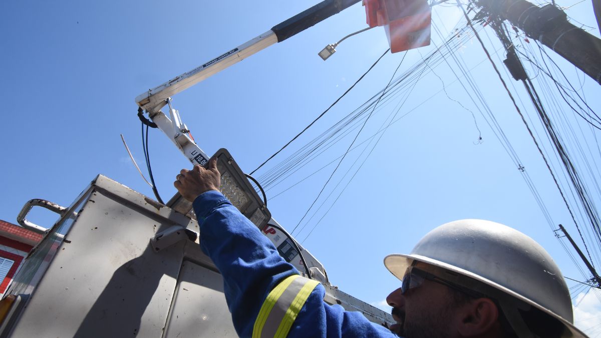 Mais de 23 mil lâmpadas de LED já foram instaladas em 17 bairros e principais avenidas, trazendo mais eficiência, economia e cuidado com o meio ambiente